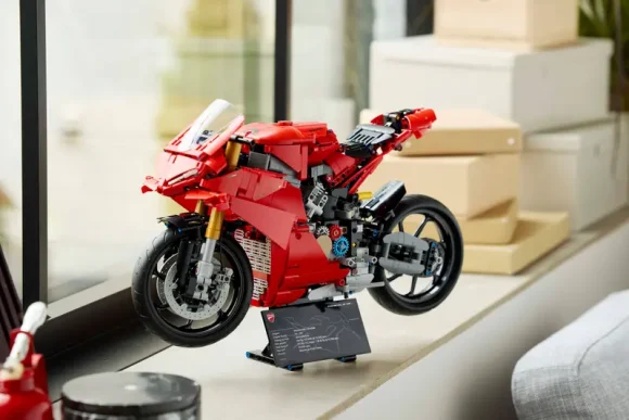 42202 Ducati Panigale V4 S Motorcycle - Image 3